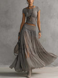 Monique | Conjunto top gris con detalles de encaje y falda larga plisada