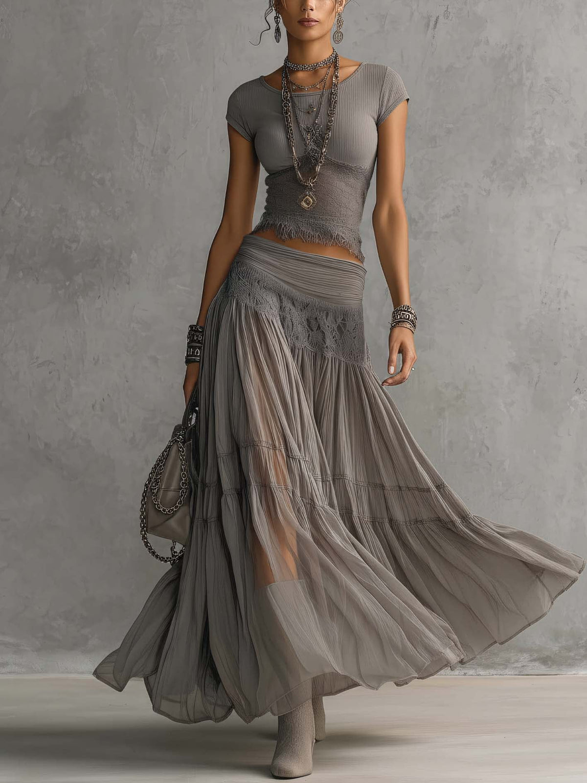 Monique | Conjunto top gris con detalles de encaje y falda larga plisada