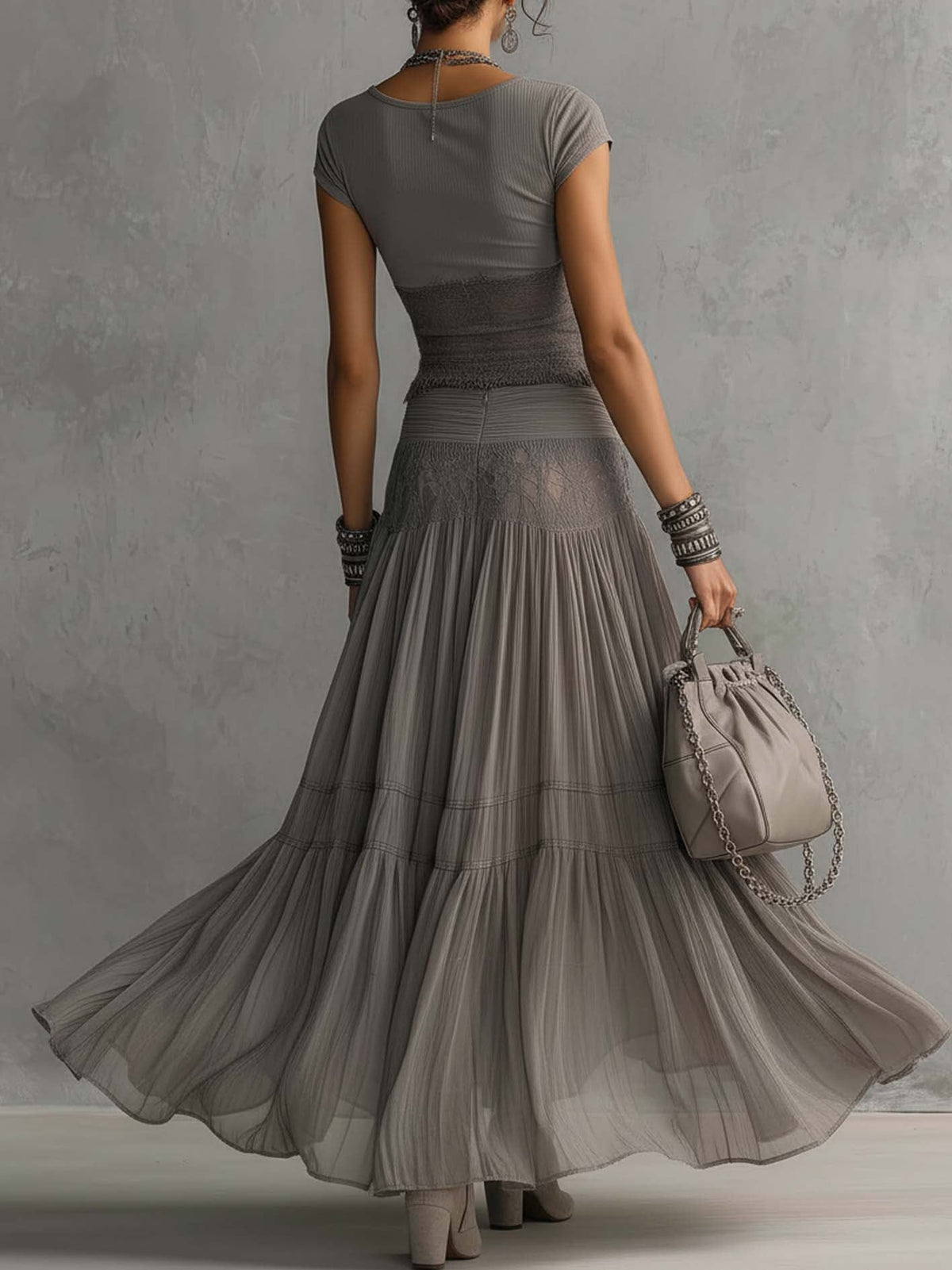 Monique | Conjunto top gris con detalles de encaje y falda larga plisada