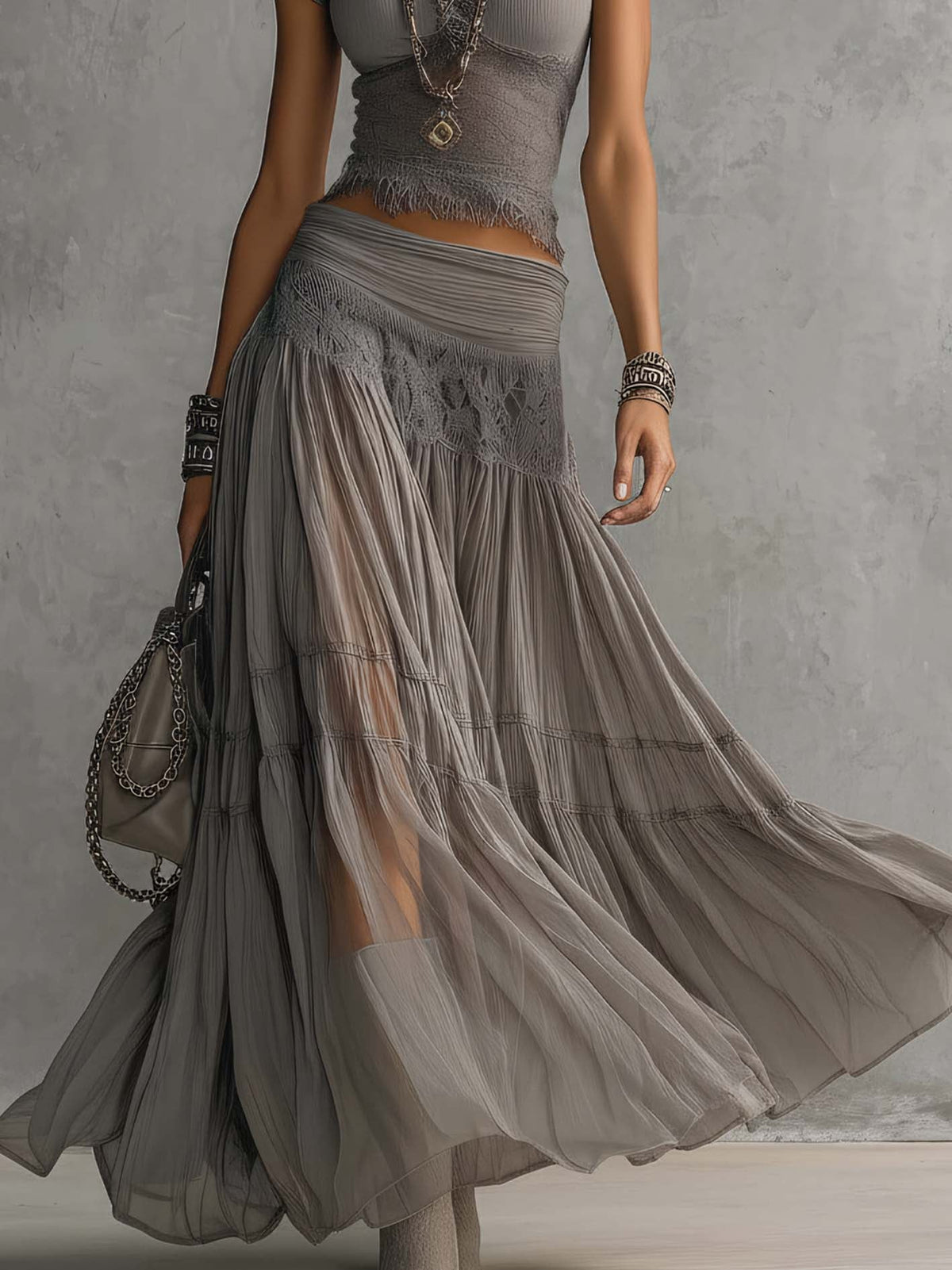Monique | Conjunto top gris con detalles de encaje y falda larga plisada